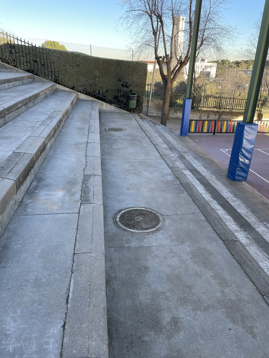 ampafgl's tweet photo. Buenos días @alvarezustarroz.
Muchos padres y madres del @CEBIP_FGL confiamos en que aun hay tiempo para plantar muchos de los árboles que faltan en el colegio.
Estuvimos viendo los alcorques con ud. tras una muestra de fin de curso tras ganar las elecciones de @MajadahondaAyto. https://t.co/0a0V0PiAtq
