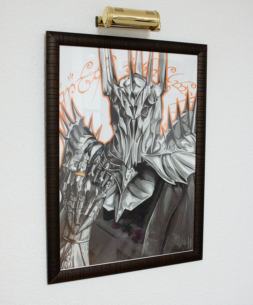 davidvipart's tweet photo. Hemos llegado a 1⃣0⃣0⃣0⃣ seguidores y lo vamos a celebrar con sorteo. Lleva al señor oscuro Sauron en la plenitud de su poder con el Anillo Único a la pared de tu salón 🖼️ Para participar:
▶️ Sigueme
🔁 Retuitea
🏷️ Etiqueta en comentarios a un amigo/a con el que te alistarías en los ejércitos de Mordor
El ganador, el próximo martes 🌋 Solo para 🇪🇸
