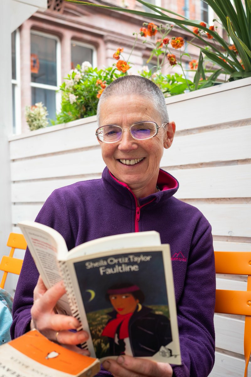 Did you know Cardiff Hubs and libraries stock a number of reading well books?
Books chosen by health experts, people with lived experience and their relatives and carers.
Find out more here reading-well.org.uk/books/books-on…