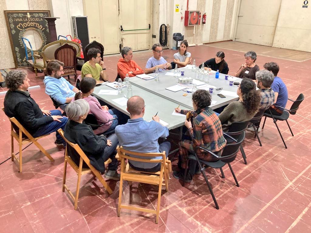 🇬🇧 Avui la família Conway té classe d'història amb la professora Beatriz Porqueres. 

🧐 Què passava al Regne Unit en el període d’entreguerres?

🔜 #ElTempsiElsConwayTNC. A partir del 13 d'abril a la Sala Gran!
🎟️ tnc.cat/ca/el-temps-i-…