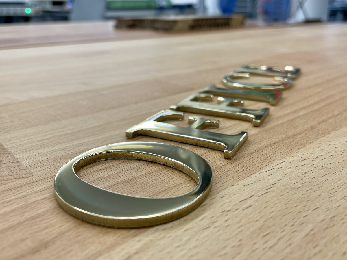 Messingbuchstaben in Schneidwerk-Premiumqualität - vielen Dank für das Vertrauen #grand_elysee #Hamburg 
#werkstattblick #metallbuchstaben #brassletter #signage  #beschriftung #schneidwerkhohl #schriftzüge #metalletters #werbetechnik #3dbuchstaben #signaletik #3dsignage