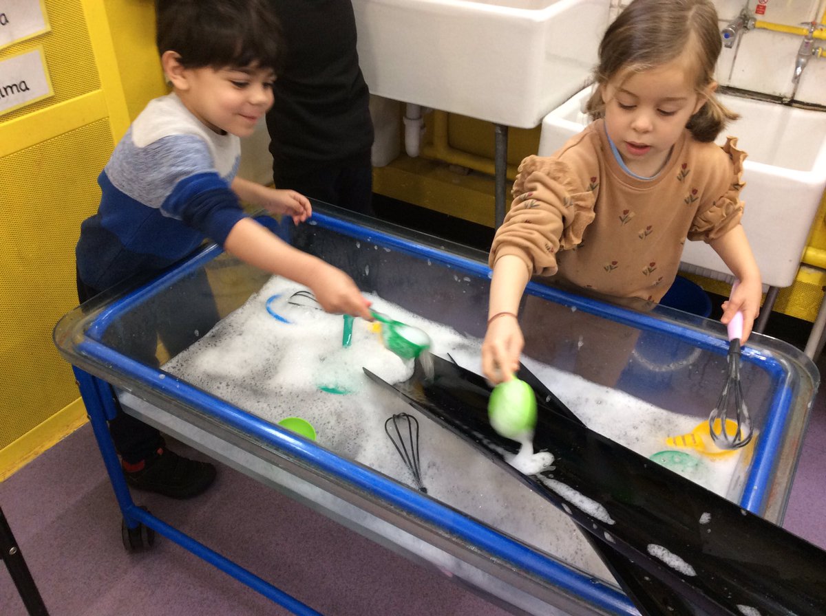 “Water goes down but the bubbles are slow”
I wonder why? That’s what scientists do, they wonder why then try and find out. Play more and come and explain it it me. 
“Water is runny and bubbles are not that’s why” 
 #ColumbiaScienceDay @ascreatives