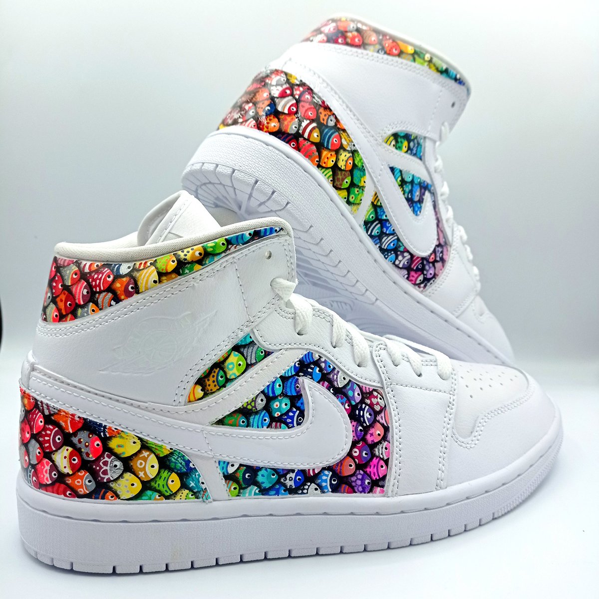 maluzelle's tweet photo. Nouvelle custom réalisée sur les mythiques Nike Air Jordan 🌈♥️. 
Des Poiskaïï, une dégradé de couleurs et une touche de brillant forment un combo parfait 👌😍.

#maluzelle #posca  #poscagallery #lifecustom #lifestyle #customsneakers #AirJordan @AYOmusic @POSCA_Coloring @PoscaUSA https://t.co/1PSsMS9KZ2