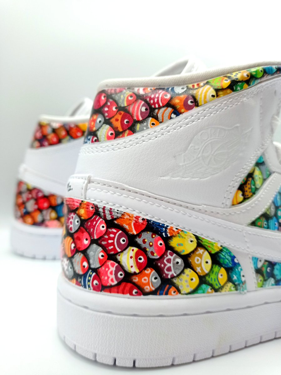 maluzelle's tweet photo. Nouvelle custom réalisée sur les mythiques Nike Air Jordan 🌈♥️. 
Des Poiskaïï, une dégradé de couleurs et une touche de brillant forment un combo parfait 👌😍.

#maluzelle #posca  #poscagallery #lifecustom #lifestyle #customsneakers #AirJordan  @POSCA_Coloring @PoscaUSA https://t.co/j4P6xTTJkD