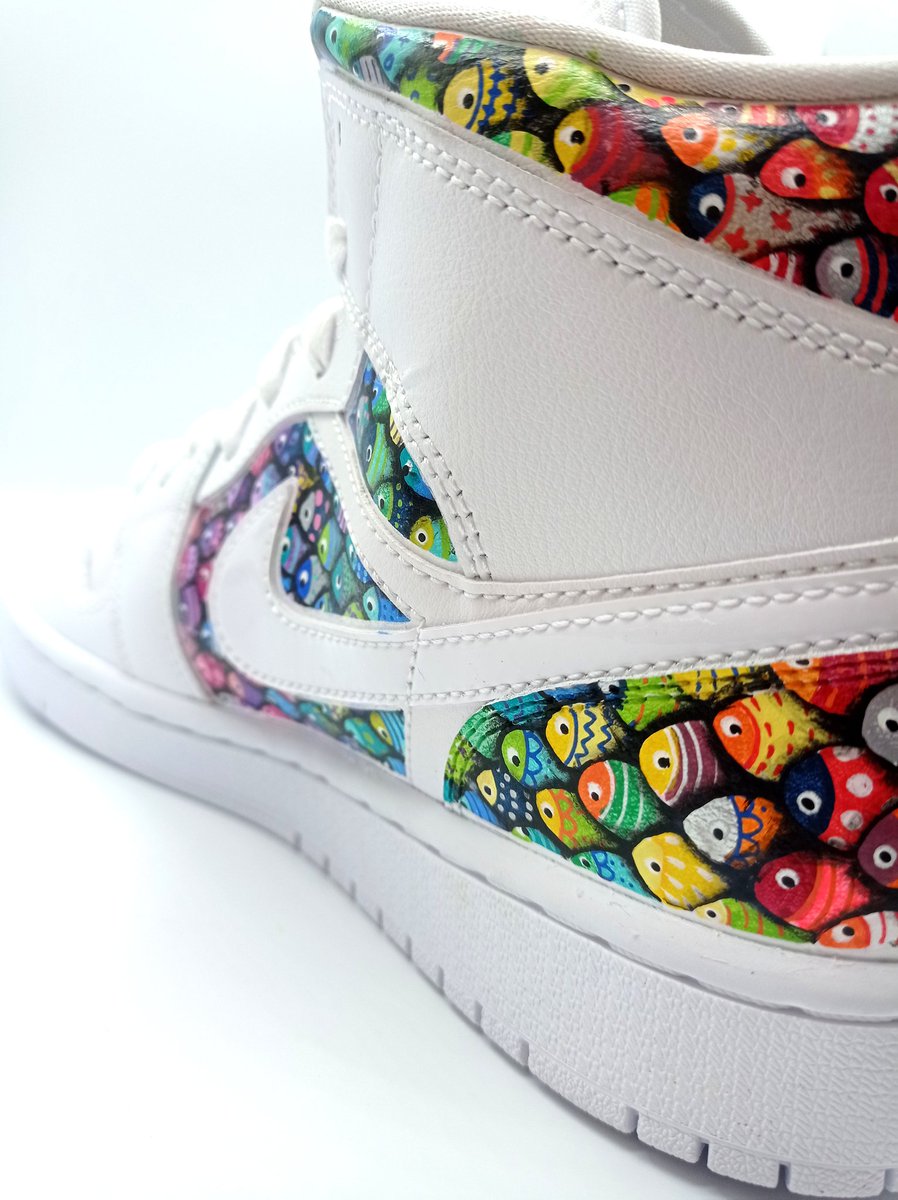 maluzelle's tweet photo. Nouvelle custom réalisée sur les mythiques Nike Air Jordan 🌈♥️. 
Des Poiskaïï, une dégradé de couleurs et une touche de brillant forment un combo parfait 👌😍.

#maluzelle #posca  #poscagallery #lifecustom #lifestyle #customsneakers #AirJordan  @POSCA_Coloring @PoscaUSA https://t.co/j4P6xTTJkD