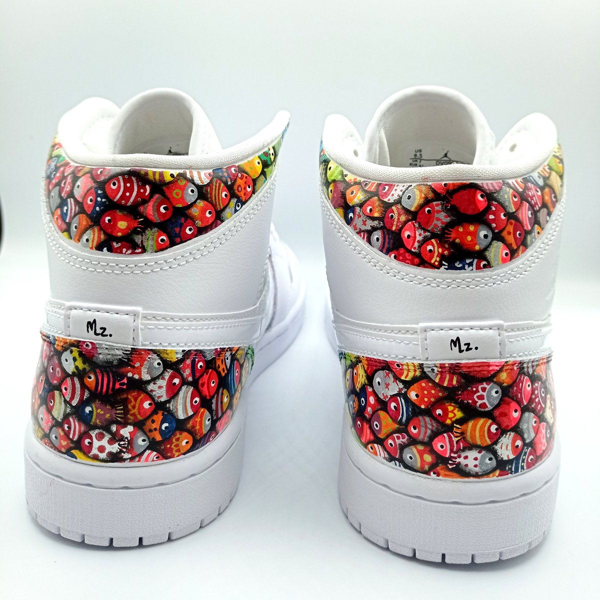 maluzelle's tweet photo. Nouvelle custom réalisée sur les mythiques Nike Air Jordan 🌈♥️. 
Des Poiskaïï, une dégradé de couleurs et une touche de brillant forment un combo parfait 👌😍.

#maluzelle #posca  #poscagallery #lifecustom #lifestyle #customsneakers #AirJordan  @POSCA_Coloring @PoscaUSA https://t.co/j4P6xTTJkD