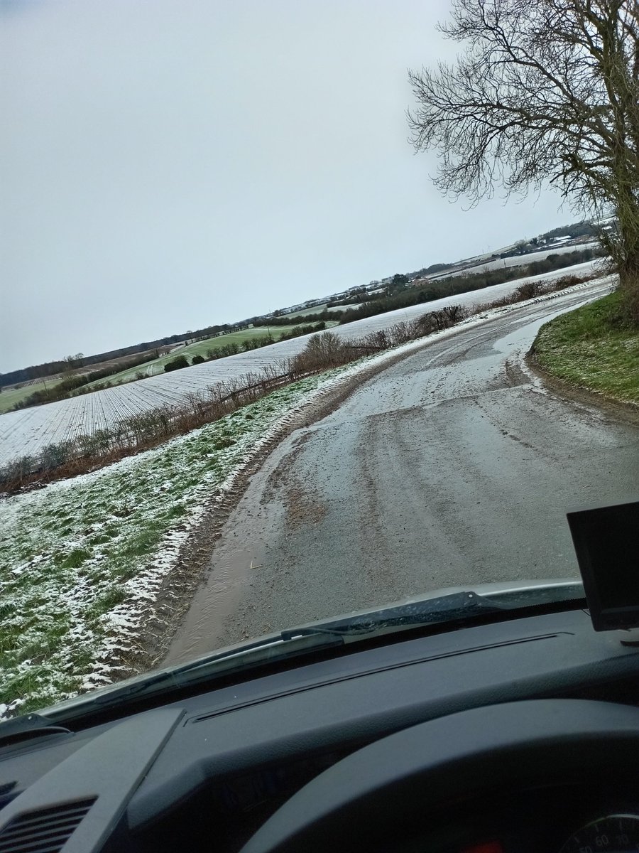 My office view this snowy morning #yorkshirewolds <a href="/GooleGoFar/">Goole GoFar💙</a> #marketweightonshopper <a href="/wicstun/">Market Weighton</a> #Supportingourcommunity #supportingruralvillages #parkedup
