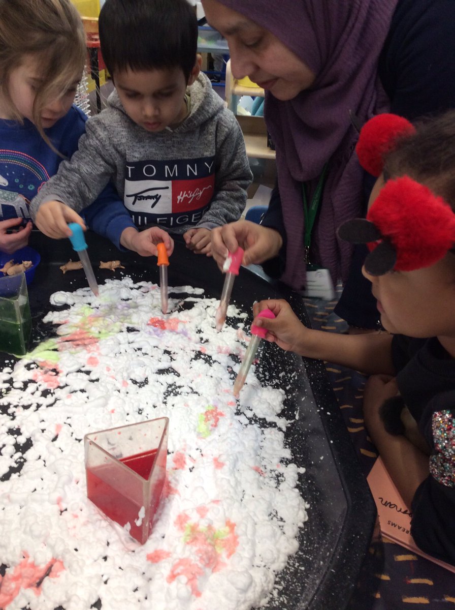 “Drop drop drop” 
“I made a hot chocolate colour, it’s kind of pinky though .“ 
“#ColumbiaScienceDay @ascreatives