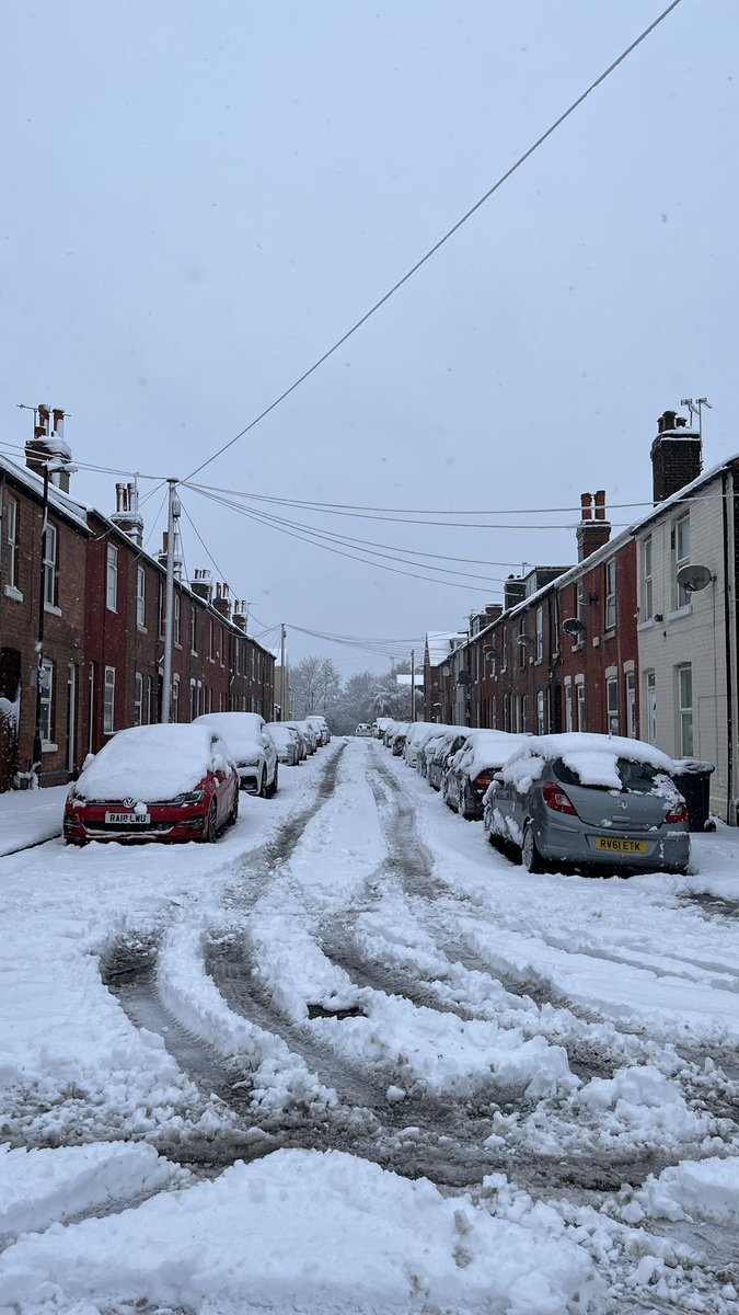 iamza1d's tweet photo. Sheffield this morning..!! ❄️🥶
Never seen this much snow in such a short span of time in my three years of living here.
No wonder the entire city has come to a standstill! 
And the fact that it’s happened in the second week of March is just staggering!!
#uksnow #WeatherUpdate https://t.co/4PAwIESxFu
