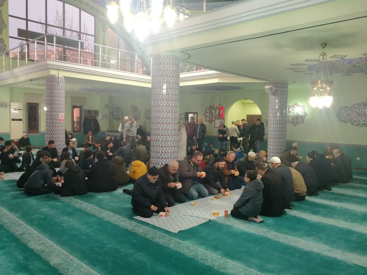 CorluMuftulugu's tweet photo. Sabah Namazı Gençlerle ve Çocuklarla Daha Güzel...
Sabah Namazı Buluşması il müftümüz Mustafa SOYKÖK ve il muftil muftu yard. Harun BAYRAKTUTAR ve Ahmet MEHMETALIOGLU'nun teşrifleriyle  Atakent  Ortaokul öğrencilerinin katılımıyla Hacı Bekir Kılıç  Camii'nde gerçekleştirildi.... https://t.co/NK9dZFg3AJ