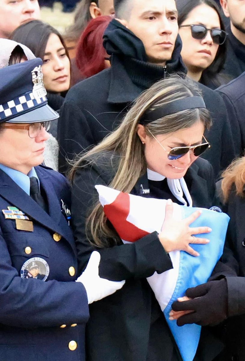 GayDispatcher's tweet photo. This picture is so powerful. It shattered my heart. I have no words. 😞😞💔💔
Rest in peace, Officer Vasquez-Lasso
⚫️⚫️💙⚫️⚫️ https://t.co/zpZPlcNIdk