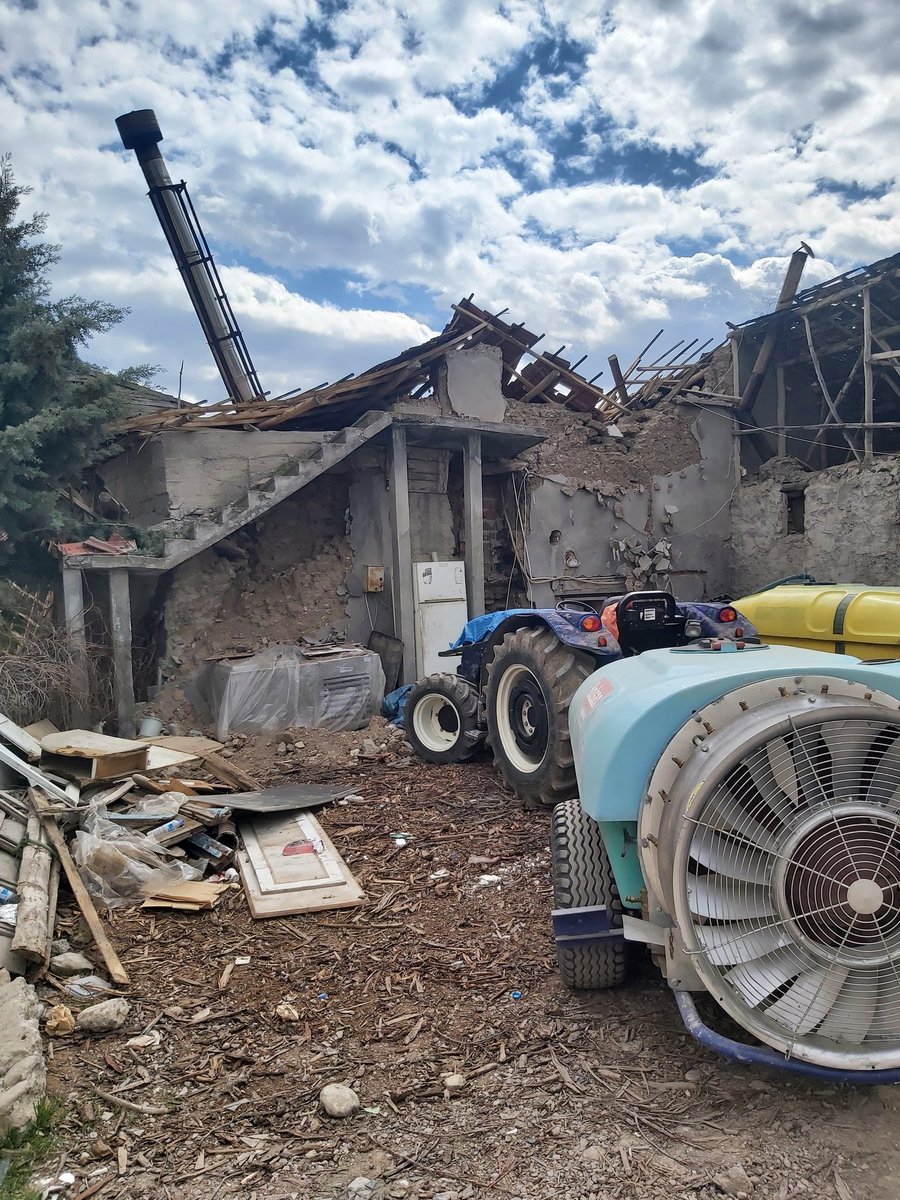 burakaltuni's tweet photo. Yemek,ekmek erzak aldığımız dükkanlar.
Bir çok yaralı ve maalesef ölüler var.
Artık elimizden geleni uzun süre ardımıza koymadan yapma zamanı
Birlikte çoğalacağız birlikte kazanacağız
#deprem #akçadağ  #Malatya https://t.co/RSXv0EE1sb
