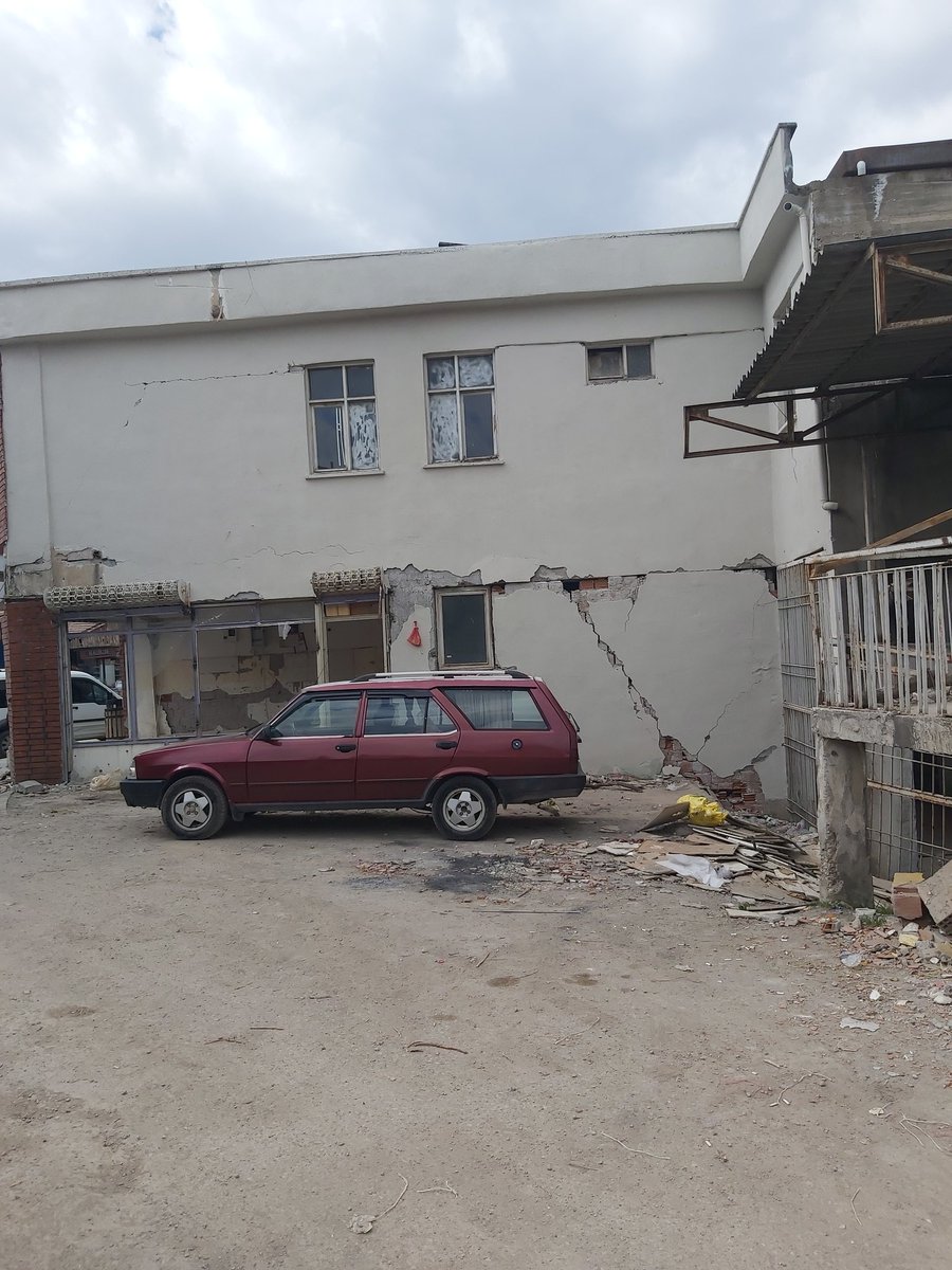 burakaltuni's tweet photo. Yemek,ekmek erzak aldığımız dükkanlar.
Bir çok yaralı ve maalesef ölüler var.
Artık elimizden geleni uzun süre ardımıza koymadan yapma zamanı
Birlikte çoğalacağız birlikte kazanacağız
#deprem #akçadağ  #Malatya https://t.co/RSXv0EE1sb