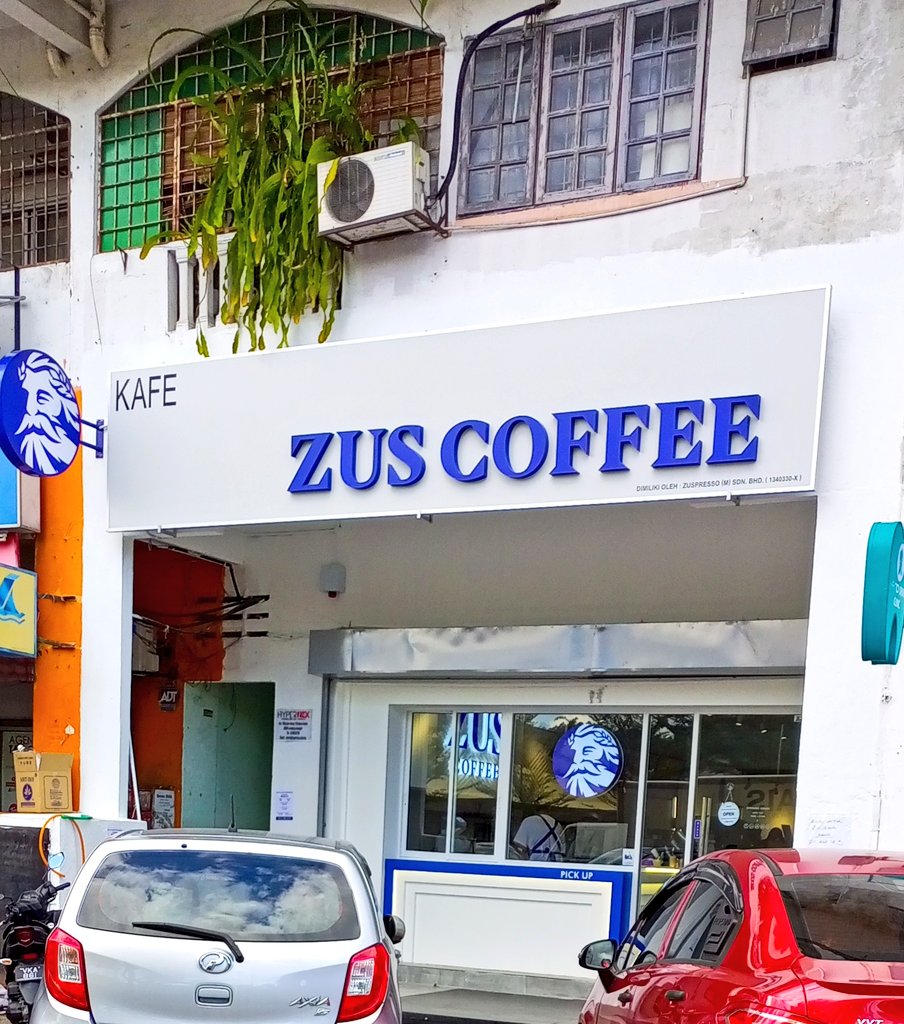 1Ampang's tweet photo. Kat Taman Kosas
Caption plz https://t.co/7VAsuqhLgH
