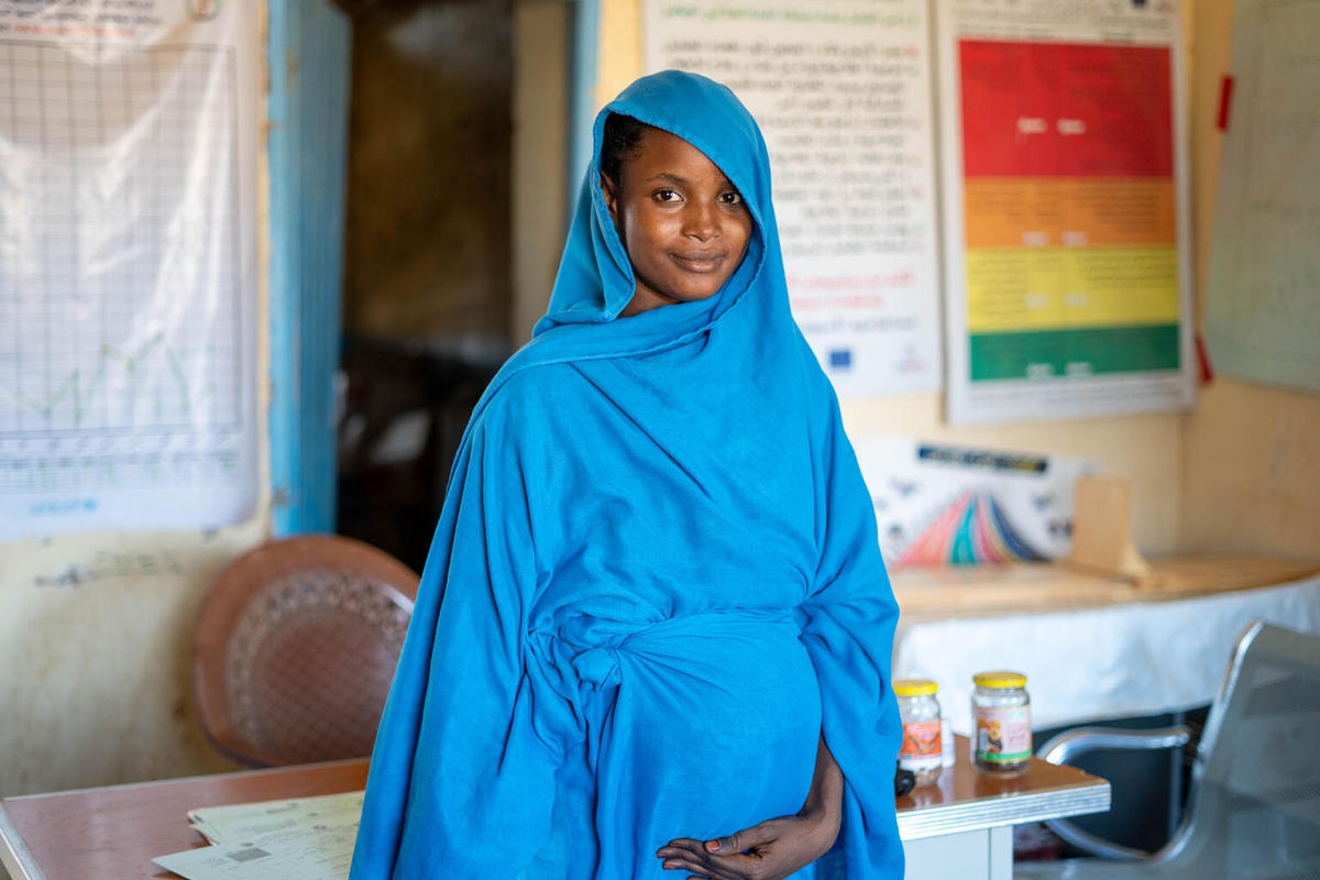 UNICEFSudan's tweet photo. Hosnia is a pregnant & lactating mother of a one-year-old son. She was recently diagnosed as malnourished.
โThe food prices are so high,โ she says.
At the healthcare facility where she enrolled in #MCCTplus, she receives cash, nutrition counselling & iron tablets! #IWD2023 https://t.co/h511a4bxgU