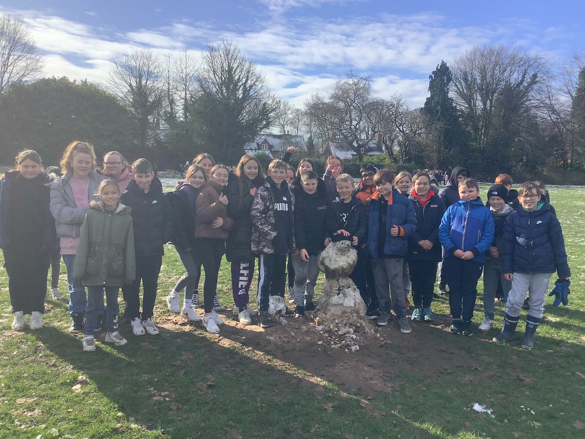 ChimpsYear6's tweet photo. Not our usual morning- we’ve enjoyed building our snowman! https://t.co/nHMb8q97dN