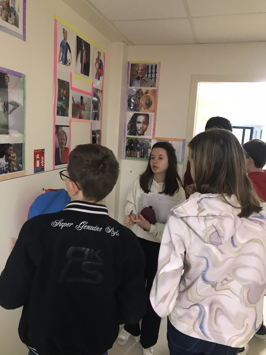 CheCajolinA's tweet photo. “Arts Expo”. Mme Baubeau, profe d’Arts Pla, accueille les élèves pour leur faire découvrir l’exposition réalisée par les 3º. Objectif: découvrir, répondre à un petit questionnaire puis échanger tant sur l’aspect technique que thématique. Les 3º guident les 5º. 👏 #ensemble #arts https://t.co/JDCvcA6XSg