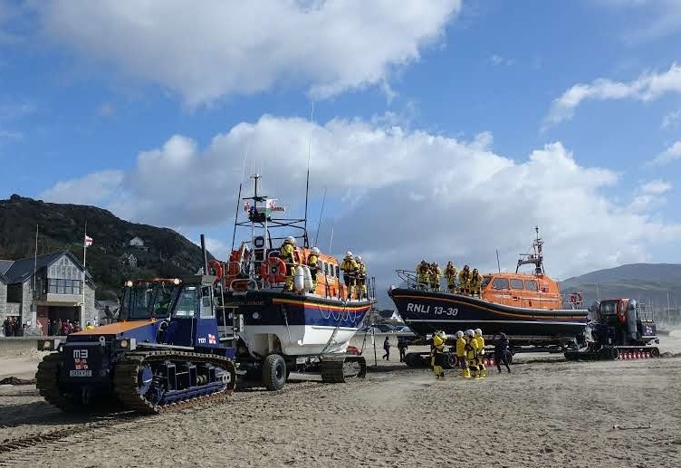 Where does the time go! 4 years ago today this was the scene on Barmouth beach as brand new @rnli Shannon class lifeboat Ella Larsen arrived home, escorted in by long serving Mersey 'Moira Barrie' - such a memorable moment.
#rnli #rnlilifeboat #Barmouth  #rnlivolunteers #onecrew