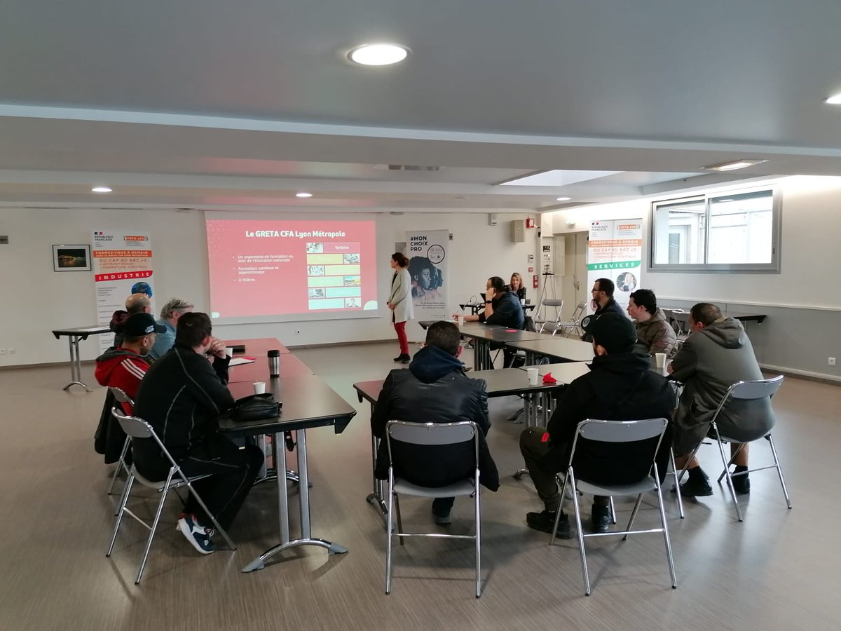 #nucleaire La Semaine des Métiers du Nucléaire se termine aujourd'hui avec une belle action proposée ce matin sur le Val de Saône ! Présentation de la filière, des métiers et formations par le POLE EMPLOI Neuville et le GRETA à l'Espace Jean Vilar de Neuville S/S @poleemploi_ara