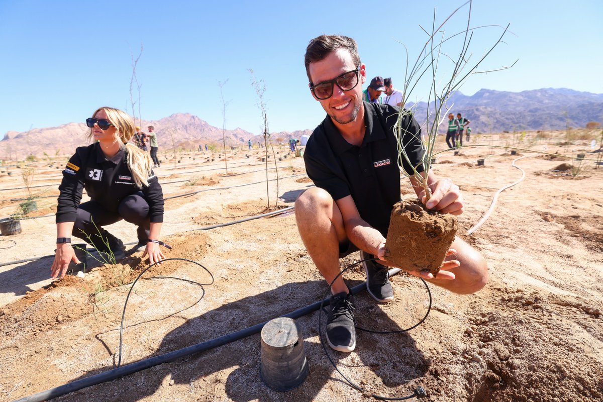 The drivers have been busy planting trees as part of our rewilding project with @discoverneom

Our call to action for the Desert X Prix is to Plant More Trees 🌳 

Take a pledge on behalf of your favourite #ExtremeE team now with #CountUsIn ⬇️

extremee.count-us-in.org