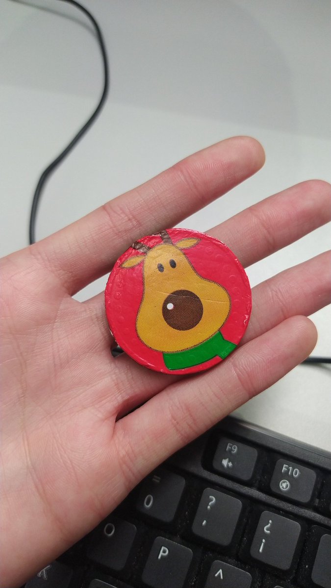 Llega un compañero y me trae una moneda de chocolate navideña. Así porque sí, de parte de unos compañeros de otro pasillo. De verdad que el ambiente de este departamento es genial.