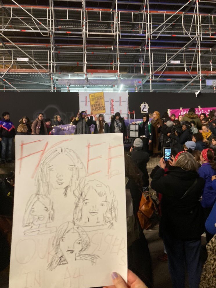 feminist38's tweet photo. 【照片100】巴黎妇女节游行现场，女权主义者以墙绘和标语的形式呼吁关注白纸运动被捕女性 #supportoursisters #3·8声援白纸运动被捕女青年 https://t.co/9GawSB4eby