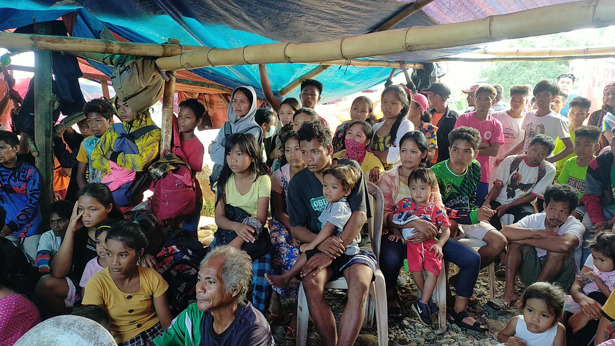 Jaketabara's tweet photo. 3 weeks na ang Barikada sa Brooke's Point, Palawan, pero wala pa rin tayong naririnig mula sa @DENROfficial
Sila ang mga katutubo, magsasaka, mangingisda, mga babae, at mga bata apektado ng mapanirang pagmimina ng Ipilan Nickel Corporation.
#Mining #Climate
#IpamanaHuwagIpamina https://t.co/amTSoaeIUH