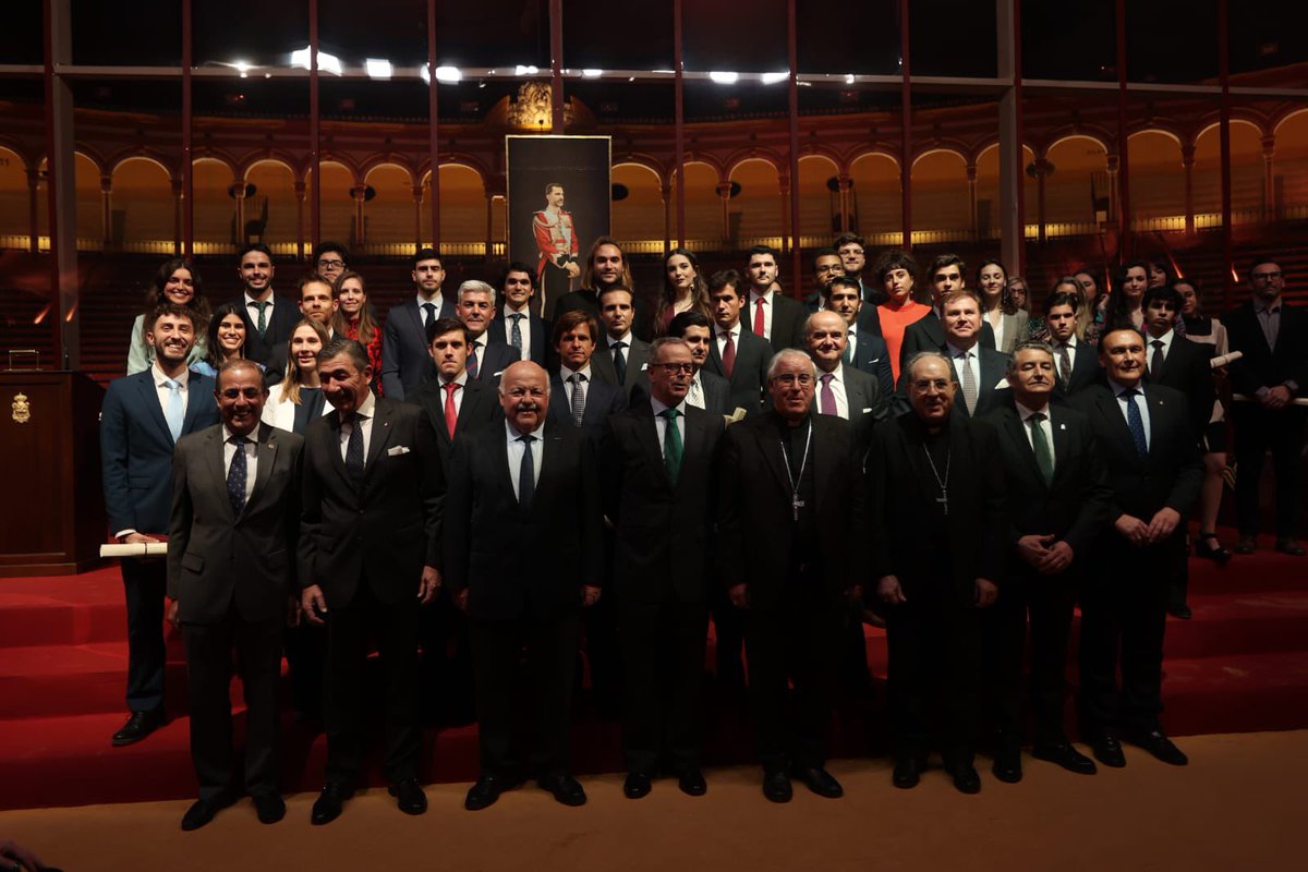 cesarvizcaino's tweet image. Me vais a permitir que siga presumiendo de hija.
Día inolvidable en la Maestranza.
Mejor expediente académico de Medicina y premio Maestrante.

Los que conocen su historia, saben lo que ha tenido que luchar para llegar a esto.
Finaliza esta etapa de la mejor manera posible