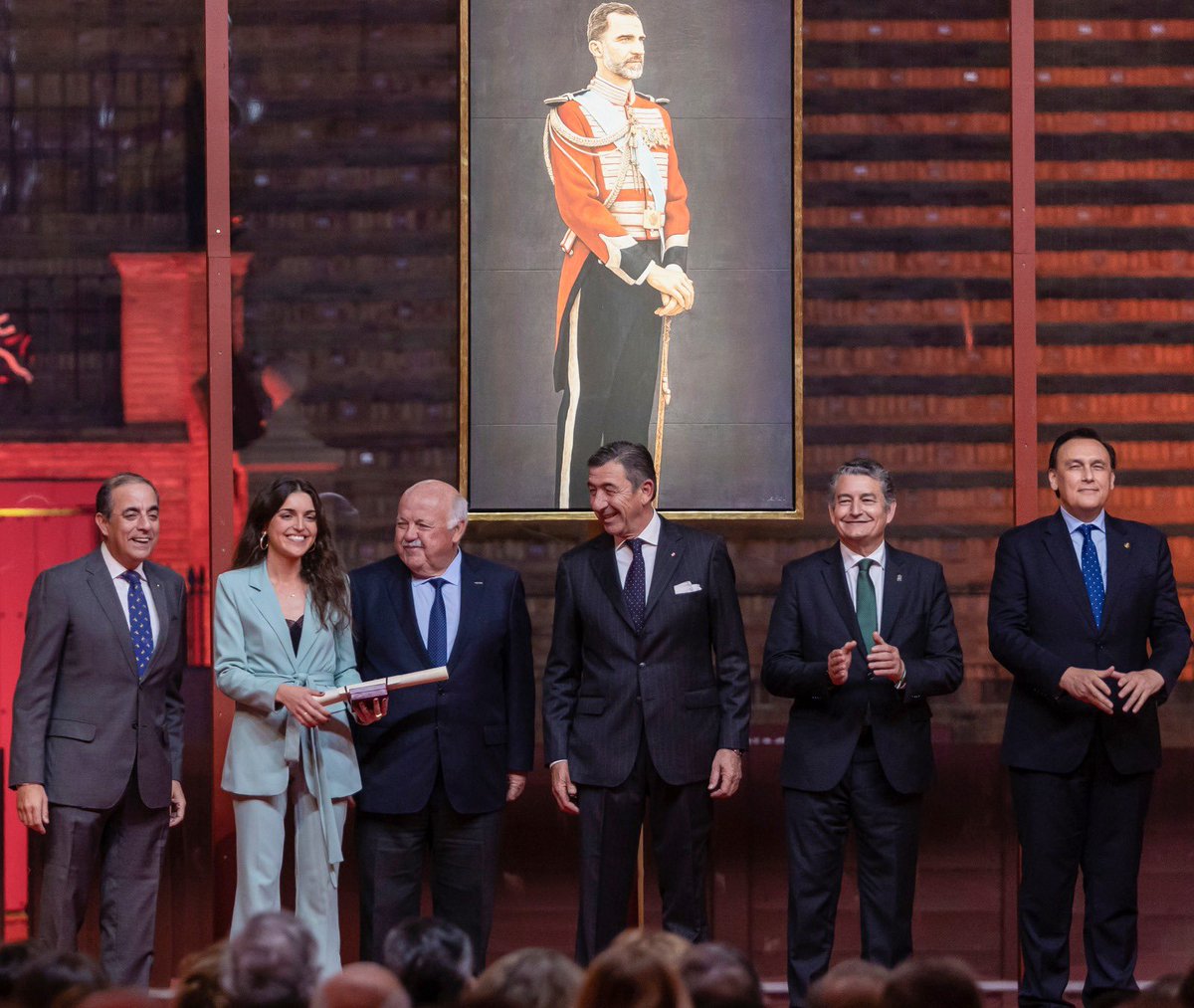 cesarvizcaino's tweet image. Me vais a permitir que siga presumiendo de hija.
Día inolvidable en la Maestranza.
Mejor expediente académico de Medicina y premio Maestrante.

Los que conocen su historia, saben lo que ha tenido que luchar para llegar a esto.
Finaliza esta etapa de la mejor manera posible