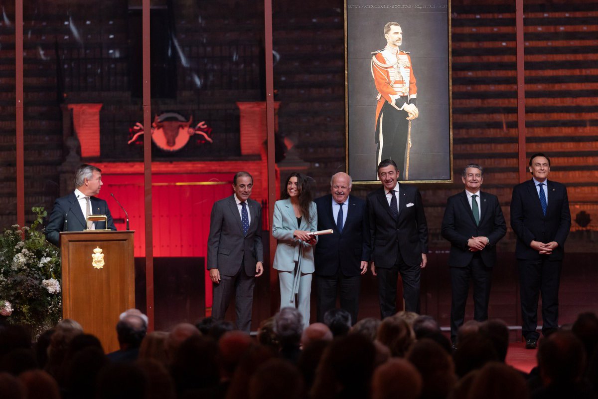 cesarvizcaino's tweet image. Me vais a permitir que siga presumiendo de hija.
Día inolvidable en la Maestranza.
Mejor expediente académico de Medicina y premio Maestrante.

Los que conocen su historia, saben lo que ha tenido que luchar para llegar a esto.
Finaliza esta etapa de la mejor manera posible