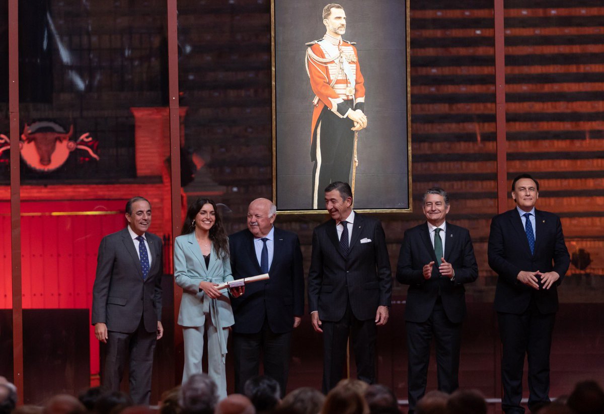 cesarvizcaino's tweet image. Me vais a permitir que siga presumiendo de hija.
Día inolvidable en la Maestranza.
Mejor expediente académico de Medicina y premio Maestrante.

Los que conocen su historia, saben lo que ha tenido que luchar para llegar a esto.
Finaliza esta etapa de la mejor manera posible