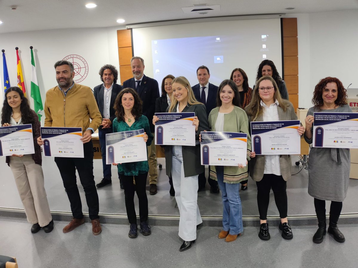 Finalizamos el acto de entrega de los premios agradeciendo a l@s alumn@s participantes, a la <a href="/UniHuelva/">Universidad de Huelva</a>, <a href="/AytoHuelva/">Ayuntamiento Huelva</a>, jurado, y a todos los familiares y asistentes a este emotivo acto. Como dice el claim de nuestra Cátedra; “seguiremos apostando por hacer fluir vuestras ideas💡”