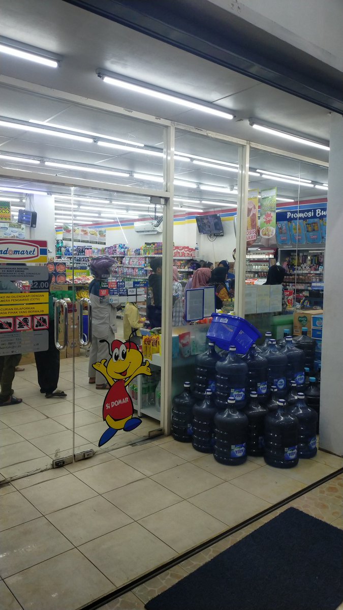 iijonk's tweet photo. dear @Indomaret fungsi pesanan klik itu apa min? gak kena antri kan? pesan juga tadi sore baru ambil malam ini, ngomong sm si mba'nya, mau ambil pesanan klik kok dsruh masuk antrian 😌 https://t.co/8BfROSPJRI