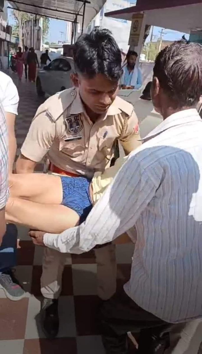 abvpajaysharma's tweet photo. एक वर्द्ध व्यक्ति.. के साथ ��ाजस्थान पुलिस का ऐसा बर्ताव काफी निंदनीय हैं..  उनके कपड़े फाड़कर उनको बेइज्जत किया गया हैं... 
राजस्थान सरकार डॉ किरोड़ी से माफी मांगे और उनको जल्दी रिहा करे.
@DrKirodilalBJP https://t.co/yyY1J1NULM