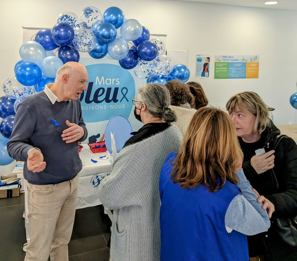 CPAM94's tweet image. #MARSBLEU🔵 Contre le cancer colorectal, la #prévention c’est tous les jours, le #dépistage c’est tous les2 ans à partir de 50 ans! Pour sensibiliser leurs collègues, les éducateurs en santé et le service médical de la @cpam94 ont tenu un stand dédié à Mars Bleu #Fiersdeprotéger