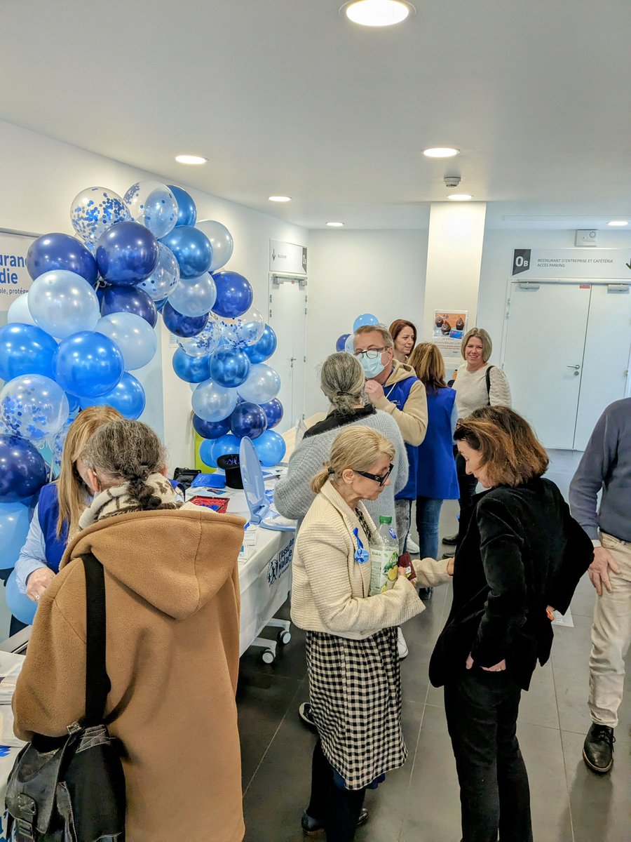 CPAM94's tweet image. #MARSBLEU🔵 Contre le cancer colorectal, la #prévention c’est tous les jours, le #dépistage c’est tous les2 ans à partir de 50 ans! Pour sensibiliser leurs collègues, les éducateurs en santé et le service médical de la @cpam94 ont tenu un stand dédié à Mars Bleu #Fiersdeprotéger