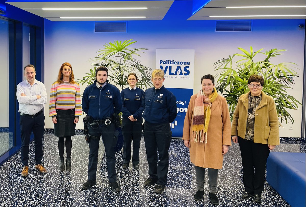 pzvlas's tweet photo. 📣Vanmorgen legden opnieuw 3 nieuwe medewerkers, met al heel wat politionele ervaring, hun eed af voor het politiecollege. 💙Van harte welkom bij #TEAMVLAS ✅ Benoît (inspecteur Interventie) ✅ Elke (hoofdinspecteur bij de Sociale Politie) en ✅ Delphine (Personeelsconsulente)❗ https://t.co/fGLDmTwW0c