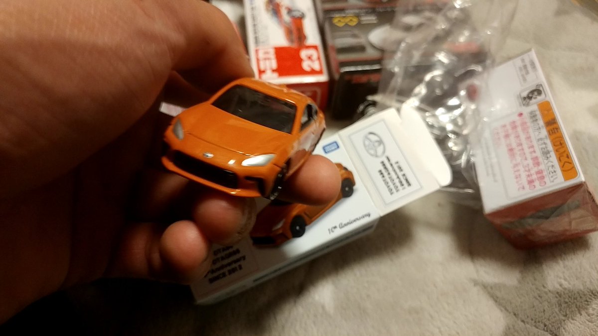 これなんですか？偽物？特注？車両はセットに入ってるやつと同じなんですが、箱のうらも表記なし、箱の印刷も荒く　ふた部分はシールです
偽物ですかね？#トミカ　#ミニカーコレクター