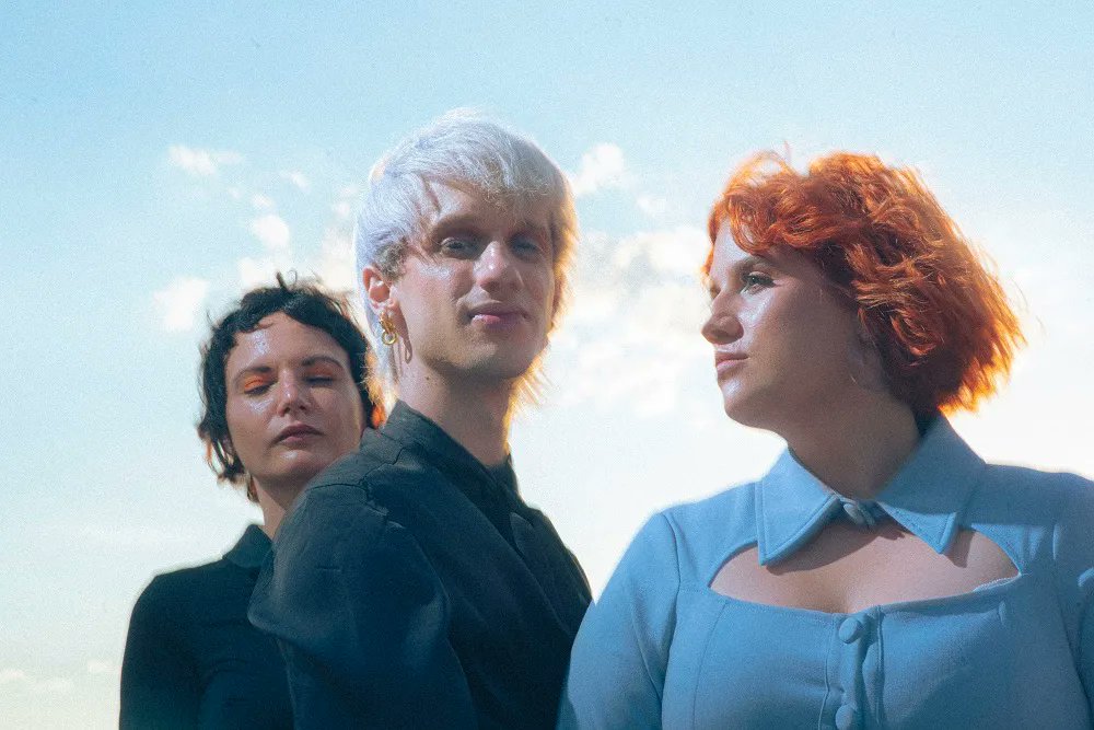 Los valencianos <a href="/AmorButano/">Amor Butano</a> <a href="/ElefantRecords/">Elefant Records</a> estrenan "Géminis y Sagitario", combinando (a su manera) toques de psicodelia y pop californiano sesentero con synth pop ochentero. 
buff.ly/3YBJho1