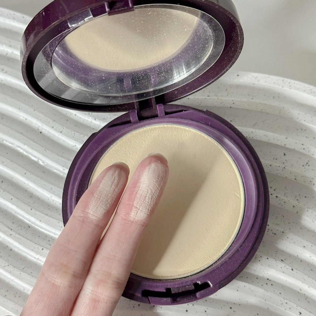 แป้งล็อคผิวสวยของ oriental princess เป็นแป้งอัดแข็งที่คุมมันกำลังดีช่วยเบลอรูขุมขนทำให้หน้าดูเรียบเนียน เนื้อแป้งละเอียดมาก เราทากับคุชชั่น และใช้แป้งเซทได้ลุคแมทและสบายผิวมาก พกไว้ซับหน้าระหว่างวันได้เลยเพราะตัวแป้งโปร่งแสงสบายผิวสุดๆ🫶🏻