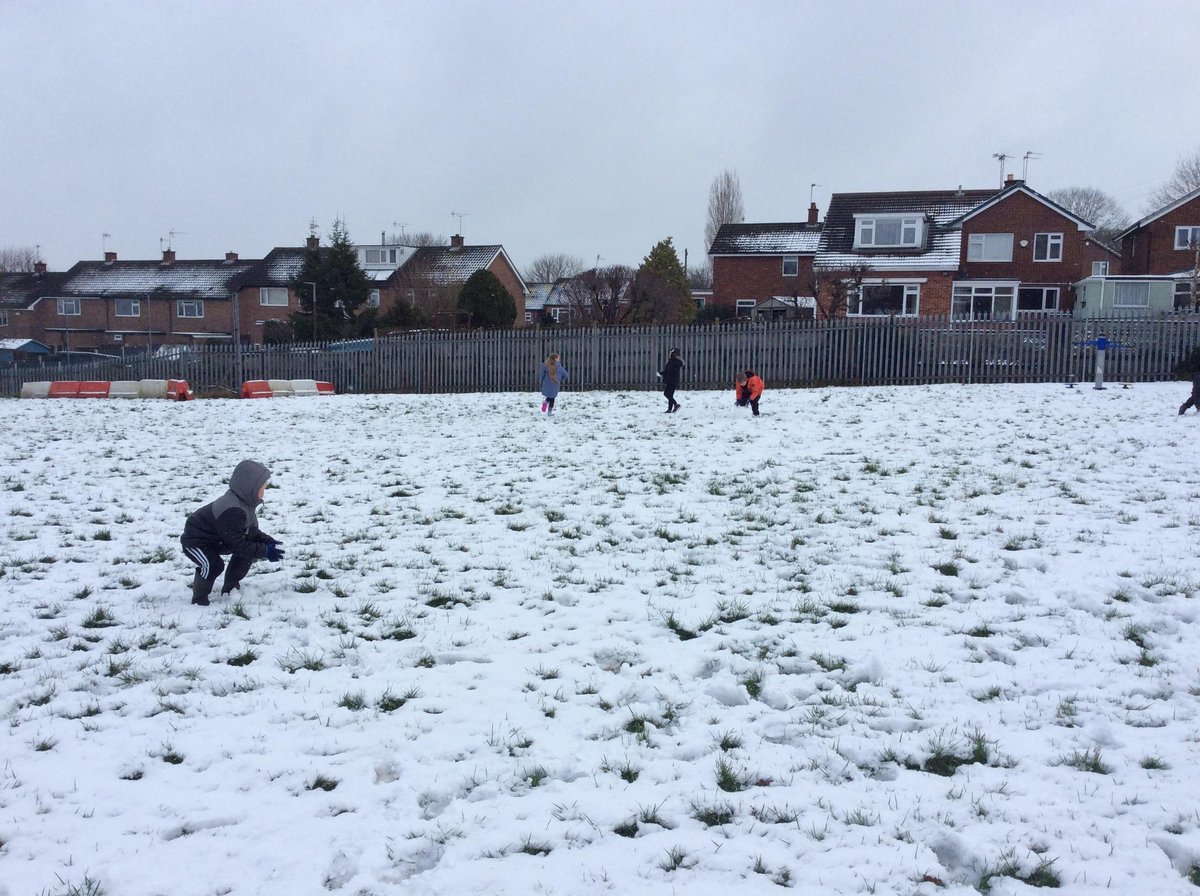 Mrs_CGrainger's tweet photo. Snow much fun had today ❄️ followed by a warming hot chocolate @LadywoodKH @embarkfed @MapleTreeLW https://t.co/OQzppK6xVZ