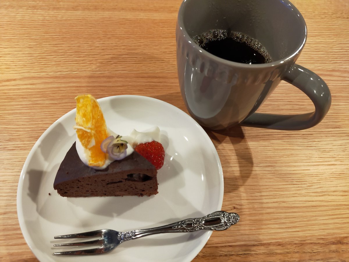 デザートはケーキとコーヒー。 https://t.co/3moBQMkycx