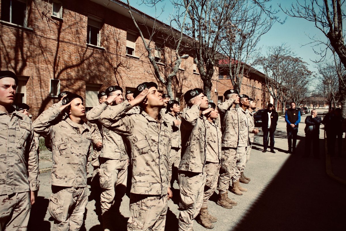 EjercitoAire's tweet photo. Tras dos duros e intensos meses de instrucción, los 19 nuevos miembros de la Escuadrilla de Honores del Ejército del Aire y del Espacio (#EDHEA)  🌍🗡️ reciben sus merecidas boinas.

¡Bienvenidos #aviadores! 🫡🇪🇸

#SomosElAire #nosceteipsum https://t.co/Mn82iLzVJu