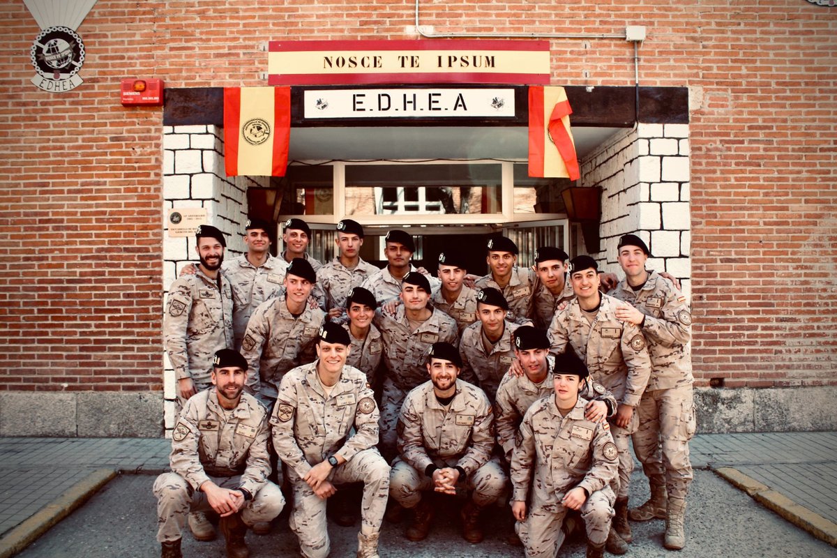 EjercitoAire's tweet photo. Tras dos duros e intensos meses de instrucción, los 19 nuevos miembros de la Escuadrilla de Honores del Ejército del Aire y del Espacio (#EDHEA)  🌍🗡️ reciben sus merecidas boinas.

¡Bienvenidos #aviadores! 🫡🇪🇸

#SomosElAire #nosceteipsum https://t.co/Mn82iLzVJu