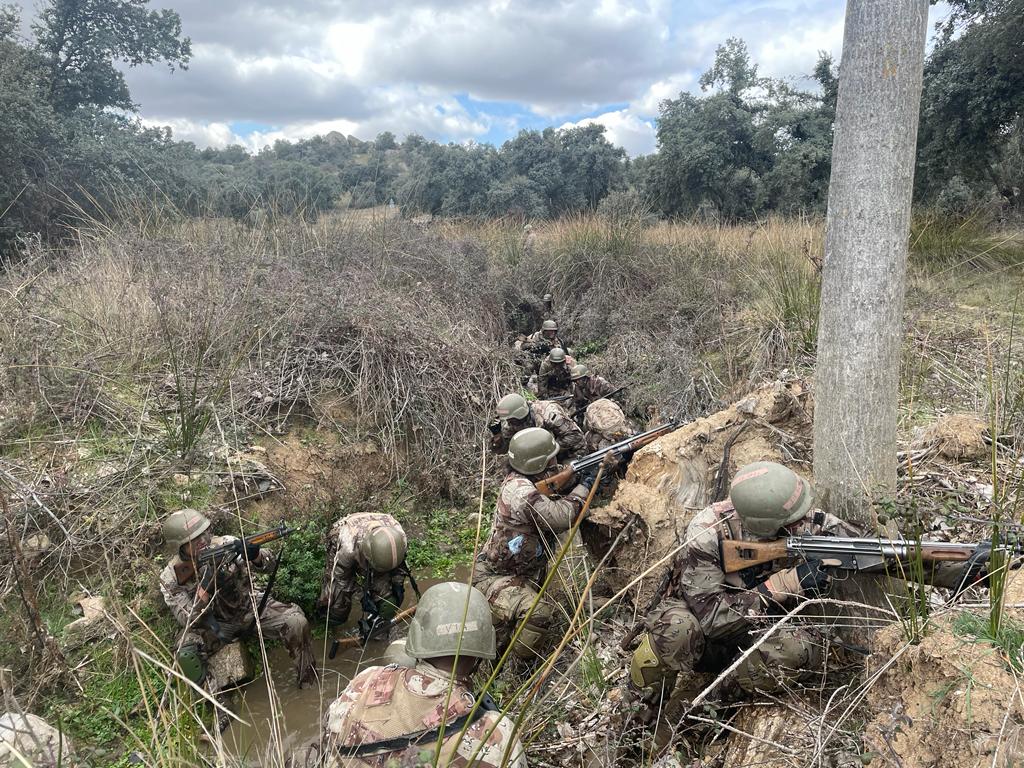 EjercitoAire's tweet photo. Tras dos duros e intensos meses de instrucción, los 19 nuevos miembros de la Escuadrilla de Honores del Ejército del Aire y del Espacio (#EDHEA)  🌍🗡️ reciben sus merecidas boinas.

¡Bienvenidos #aviadores! 🫡🇪🇸

#SomosElAire #nosceteipsum https://t.co/Mn82iLzVJu