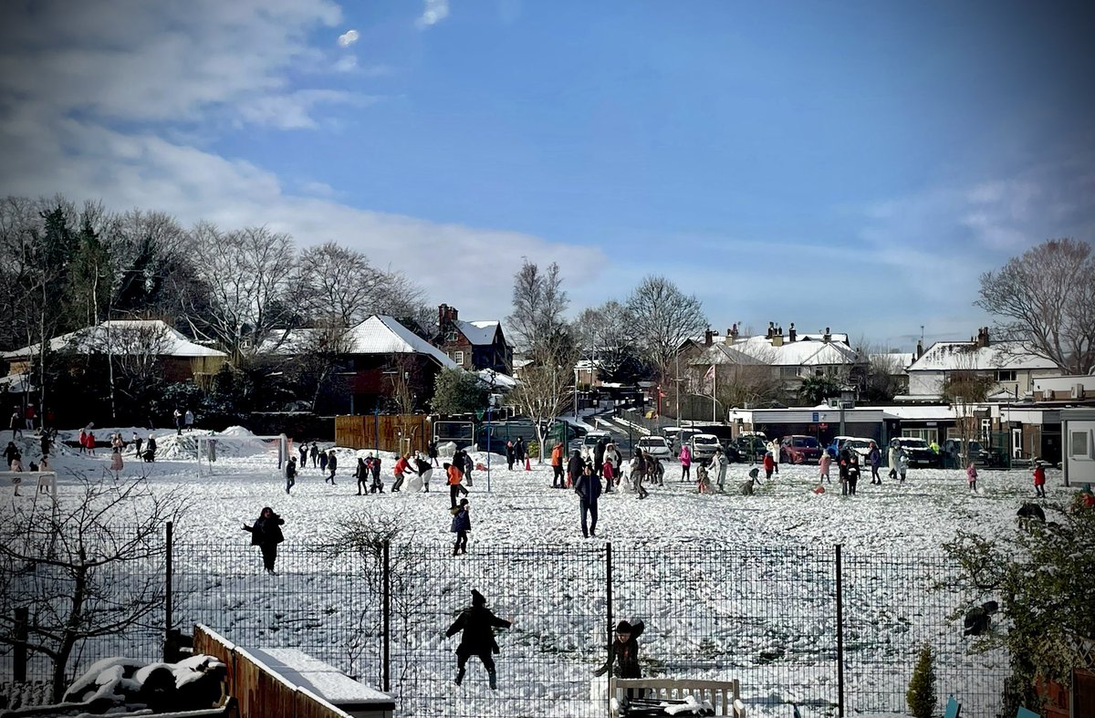 Whilst changing beds I suddenly hear squeals of absolute delight… I look out my window to this @AshKnotty #AbsoluteScenes #NoSnowDay