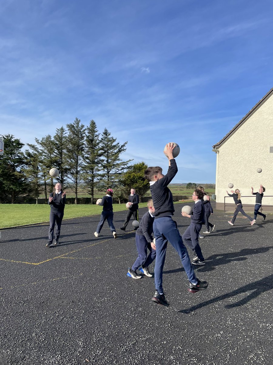 lacken_ns's tweet photo. Sneachta? Cén sneachta? We love a sunny Friday 😎😁míle buíochas arís @MichaelFitzmau8 @MayoGAACoaching @ActiveFlag @SnaGaeilge https://t.co/PR9MehVJcW