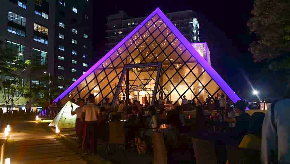 femaletrotter's tweet photo. Finally got to see this place.
Some say it's like The Louvre of Paris but this one is definitely smaller and it's a place where you can dine and drink with friends..still with the same artsy vibe
#TheFemaleTrotter #ThePyramid #ThePyramidCebu #PhilippineDiscoveries #CebuPH #Cebu https://t.co/FUiL0hXaSr