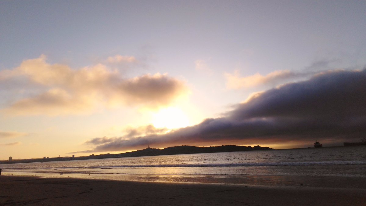 Atardecer en #LaSerena, región de #Coquimbo. Y recuerde siempre llevarse su basura 😉

#sunset #playa #beach #photography
#photo #landscape
#landscapephotography <a href="/Artenorte/">Arte Norte</a> <a href="/LaSerenaTeamo/">Te Amo La Serena ❤</a> <a href="/TurismoEnChile/">Turismo en Chile</a>