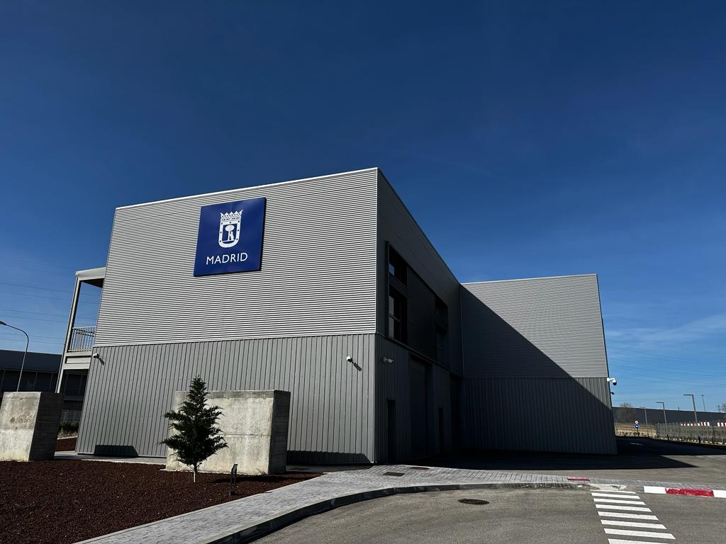 MARedondoR's tweet image. Hacemos entrega de llaves de naves a dos empresas en la factoría industrial de Villaverde.  La puesta en marcha de esta factoría forma parte de la estrategia industrial del @MADRID . Un sector estratégico que crea empleo de calidad.

#MadridMotorEconómico 
#FabricadoEnMadrid